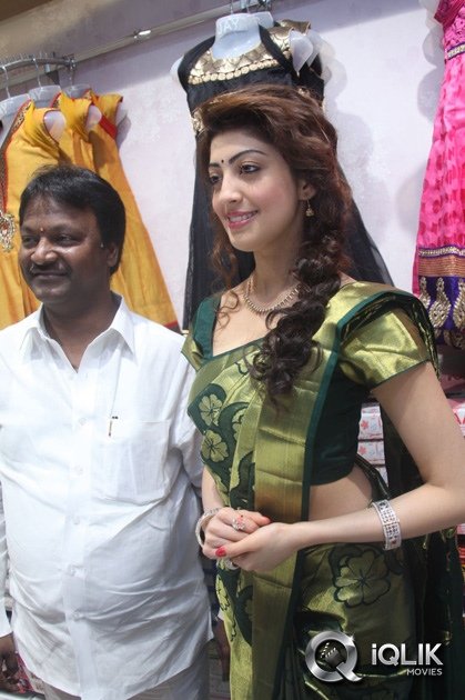 Pranitha-Launches-RS-Brothers-Showroom